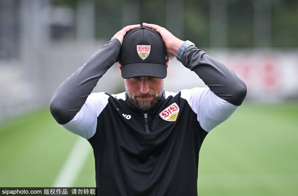 德甲球队斯图加特训练备战比赛
        
    德甲球队斯图加特训练备战比赛